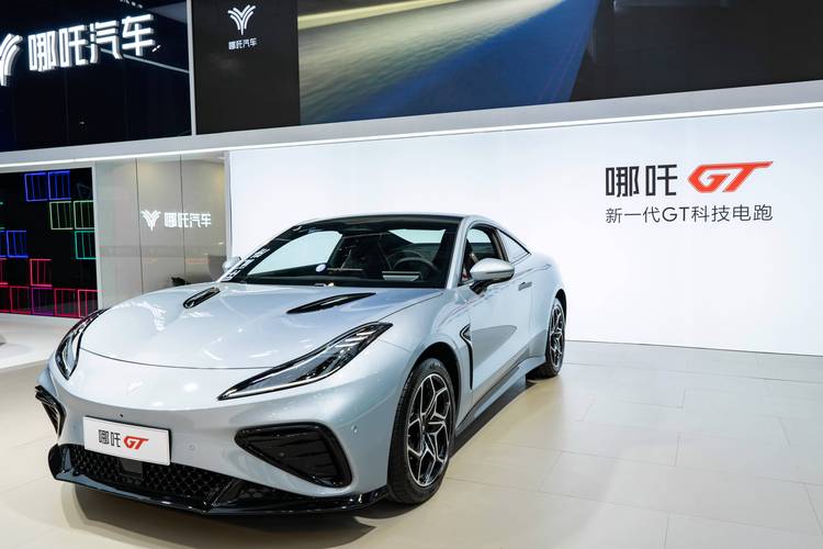 成都224哪吒汽车在智能汽车领域的表现，领途汽车在新能源汽车市场中的影响力